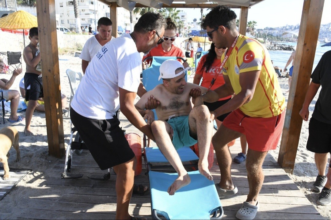 Kuşadası’nda engelsiz plaj uygulamasıyla deniz keyfi herkes için erişilebilir oldu