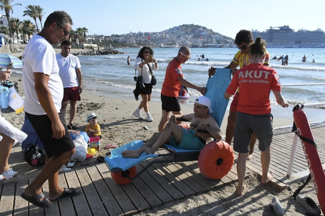 Kuşadası’nda engelsiz plaj uygulamasıyla deniz keyfi herkes için erişilebilir oldu