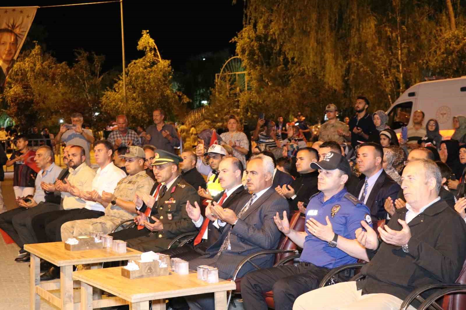 Oltulular 15 Temmuz demokrasi nöbetinde bir araya geldi