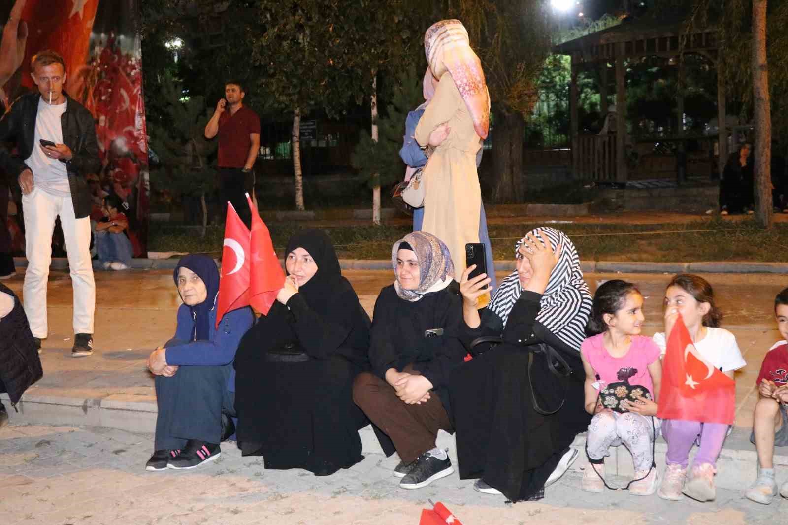 Oltulular 15 Temmuz demokrasi nöbetinde bir araya geldi