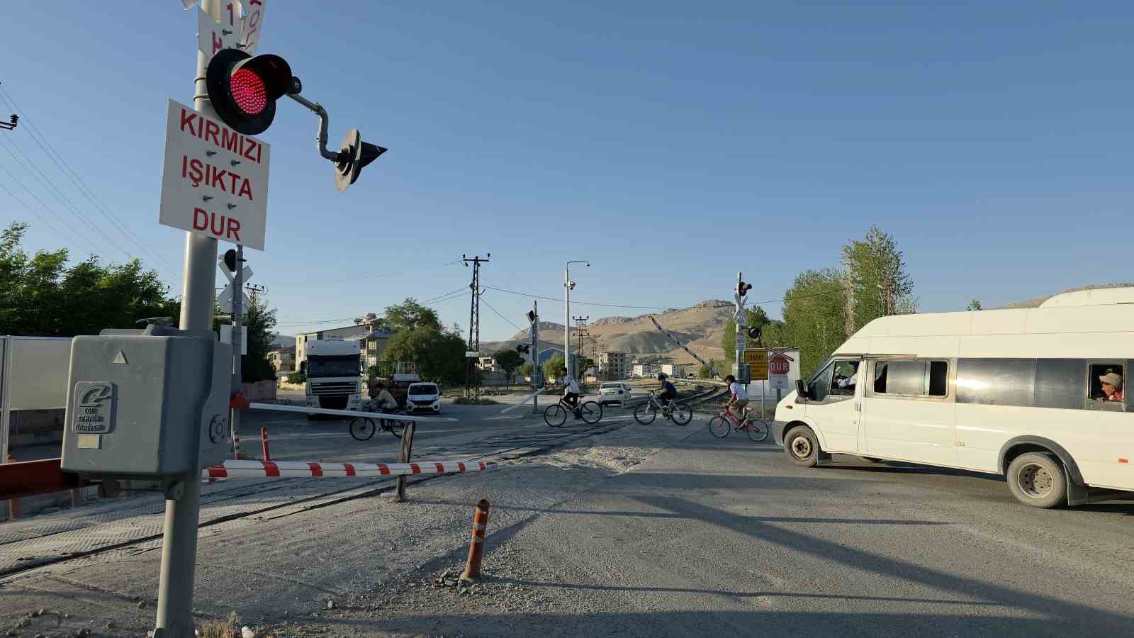 Van’da hemzemin geçitte sinyaller arızalanınca sürücüler zor anlar yaşadı