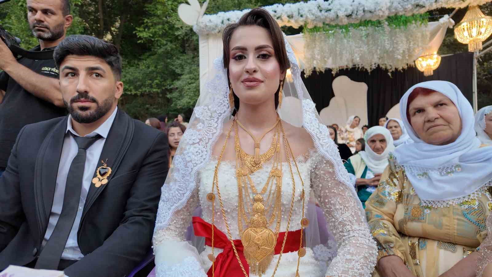 İki gece iki gün süren düğünde 35 koyun kesildi, 6 milyon lira takı takıldı
