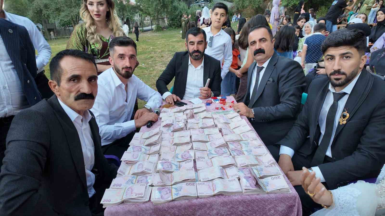 İki gece iki gün süren düğünde 35 koyun kesildi, 6 milyon lira takı takıldı
