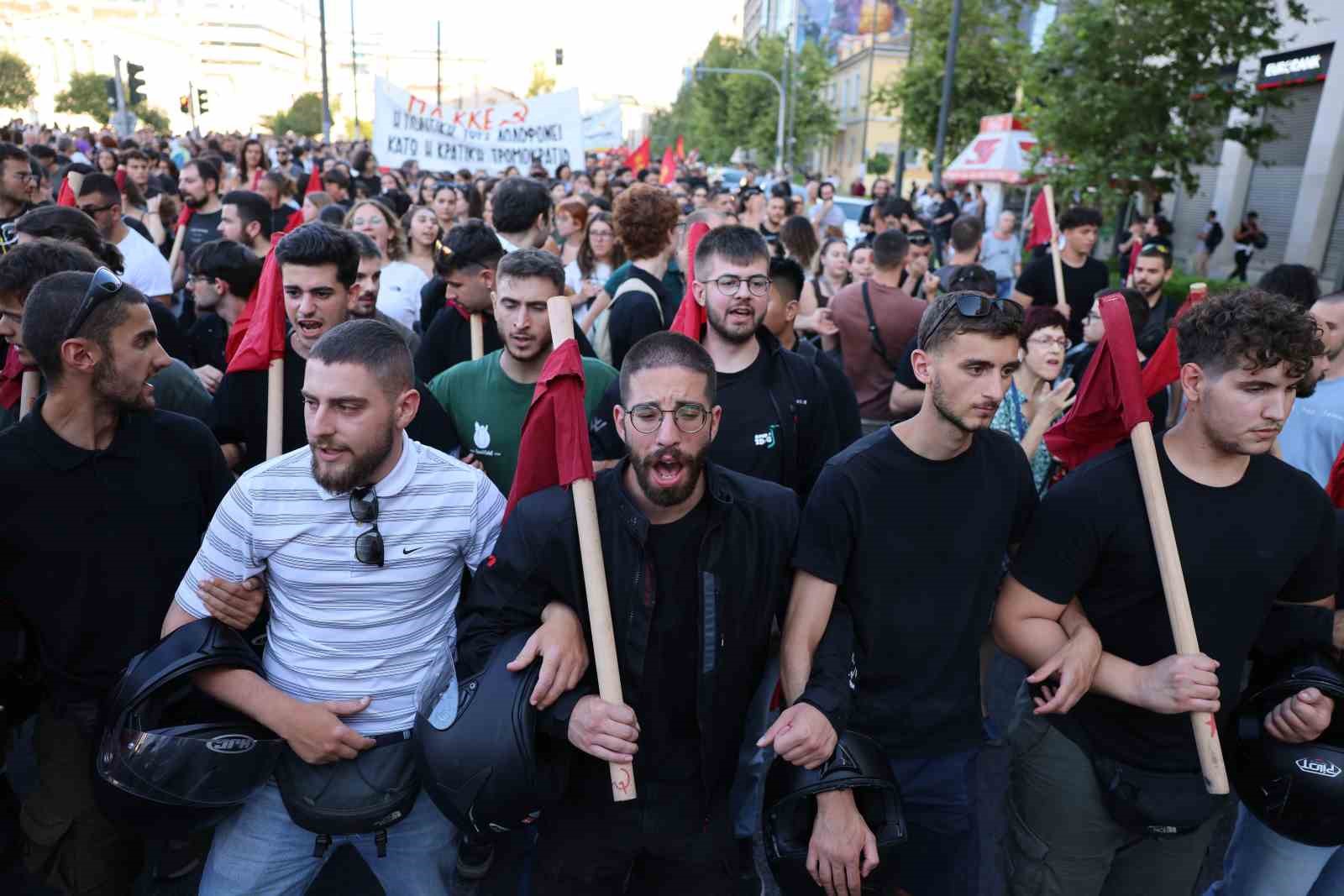 Yunanistan’da polisin açtığı ateş sonucu ölen otizmli genç için protesto düzenlendi