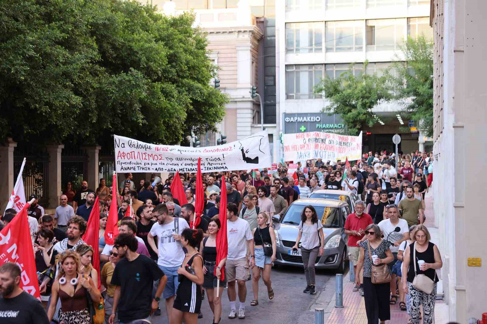 Yunanistan’da polisin açtığı ateş sonucu ölen otizmli genç için protesto düzenlendi