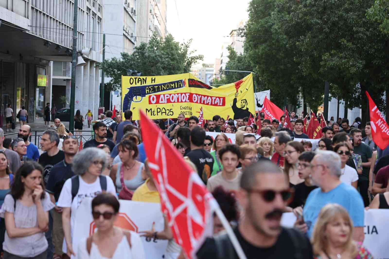 Yunanistan’da polisin açtığı ateş sonucu ölen otizmli genç için protesto düzenlendi