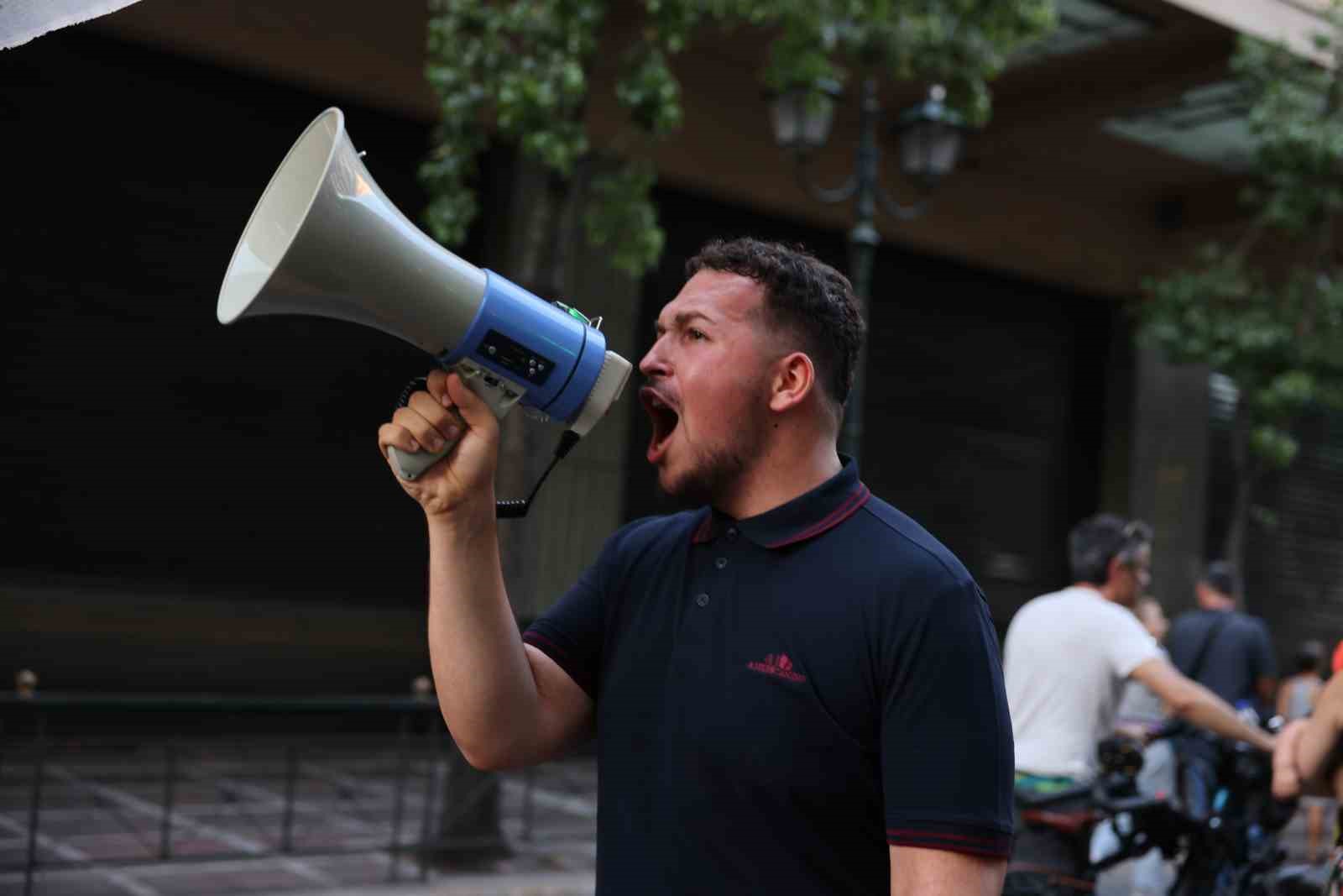 Yunanistan’da polisin açtığı ateş sonucu ölen otizmli genç için protesto düzenlendi