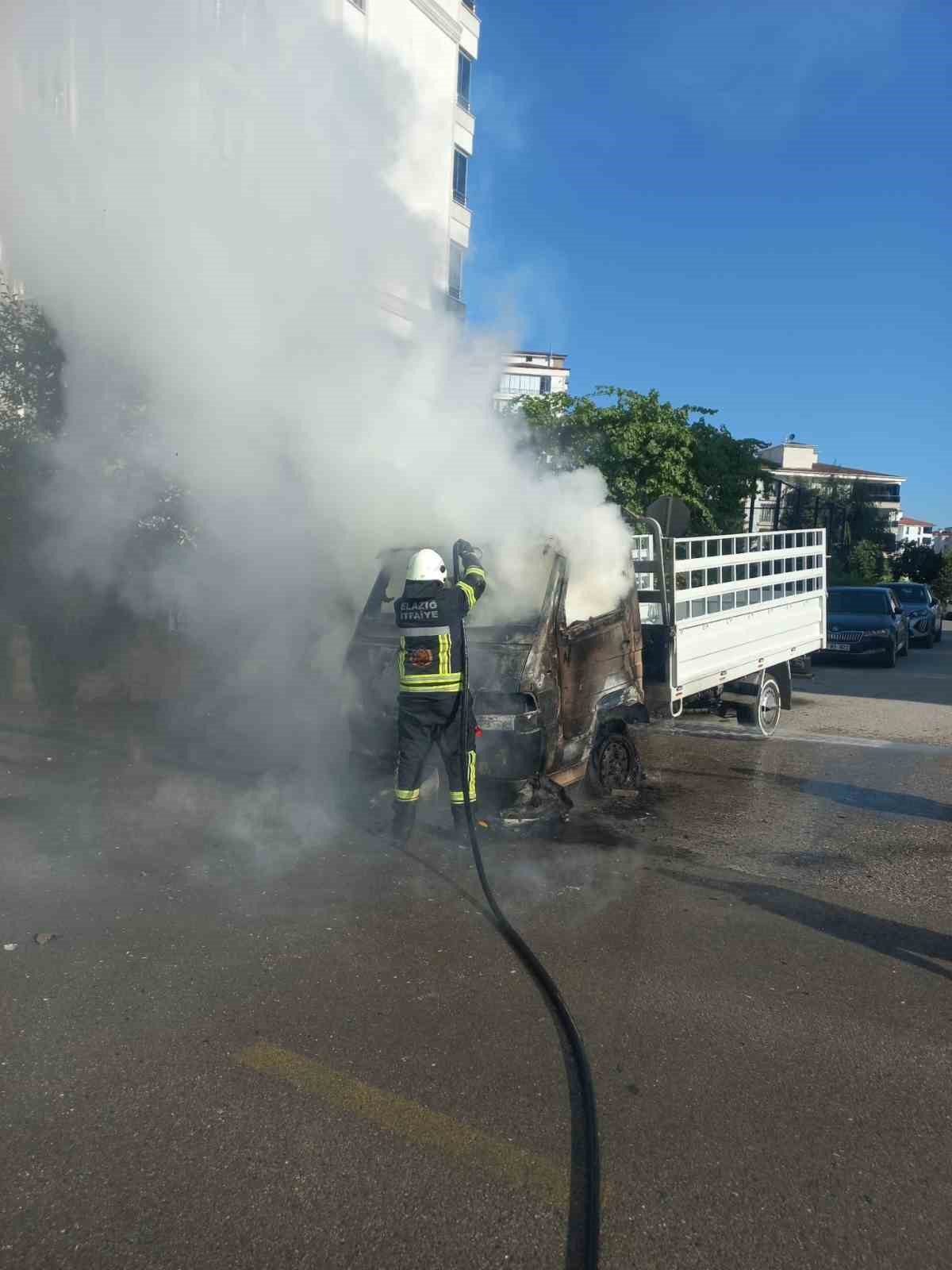 Elazığ’da pikap alev topuna döndü