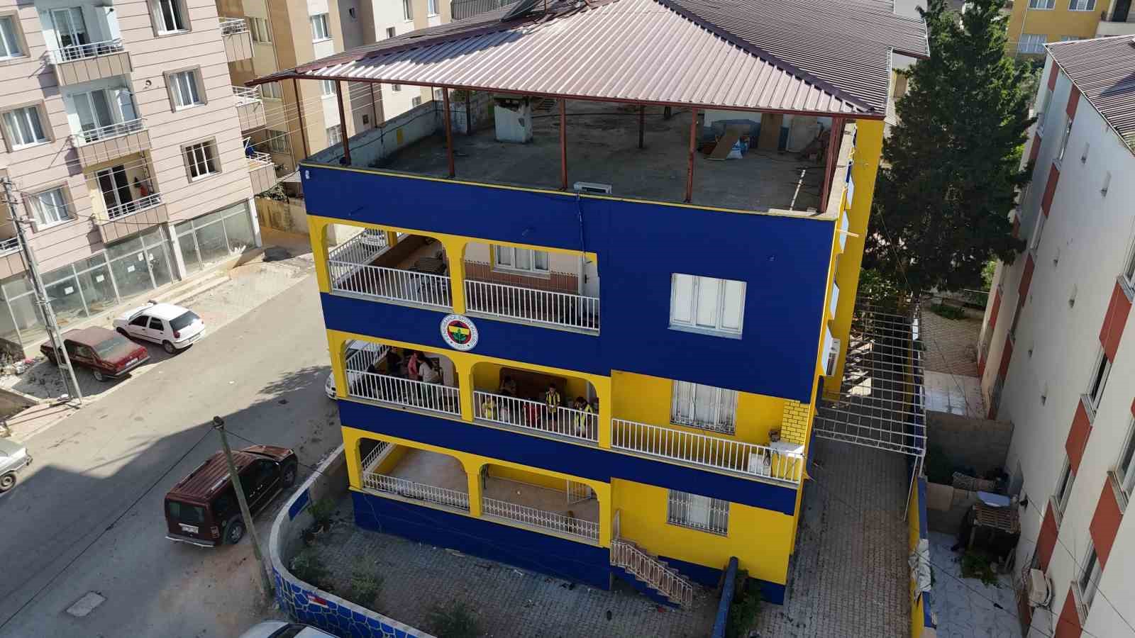 Fanatik ailenin sarı laciverte boyatıp, amblem koydurduğu ‘Fenerbahçeli ev’ simge haline geldi