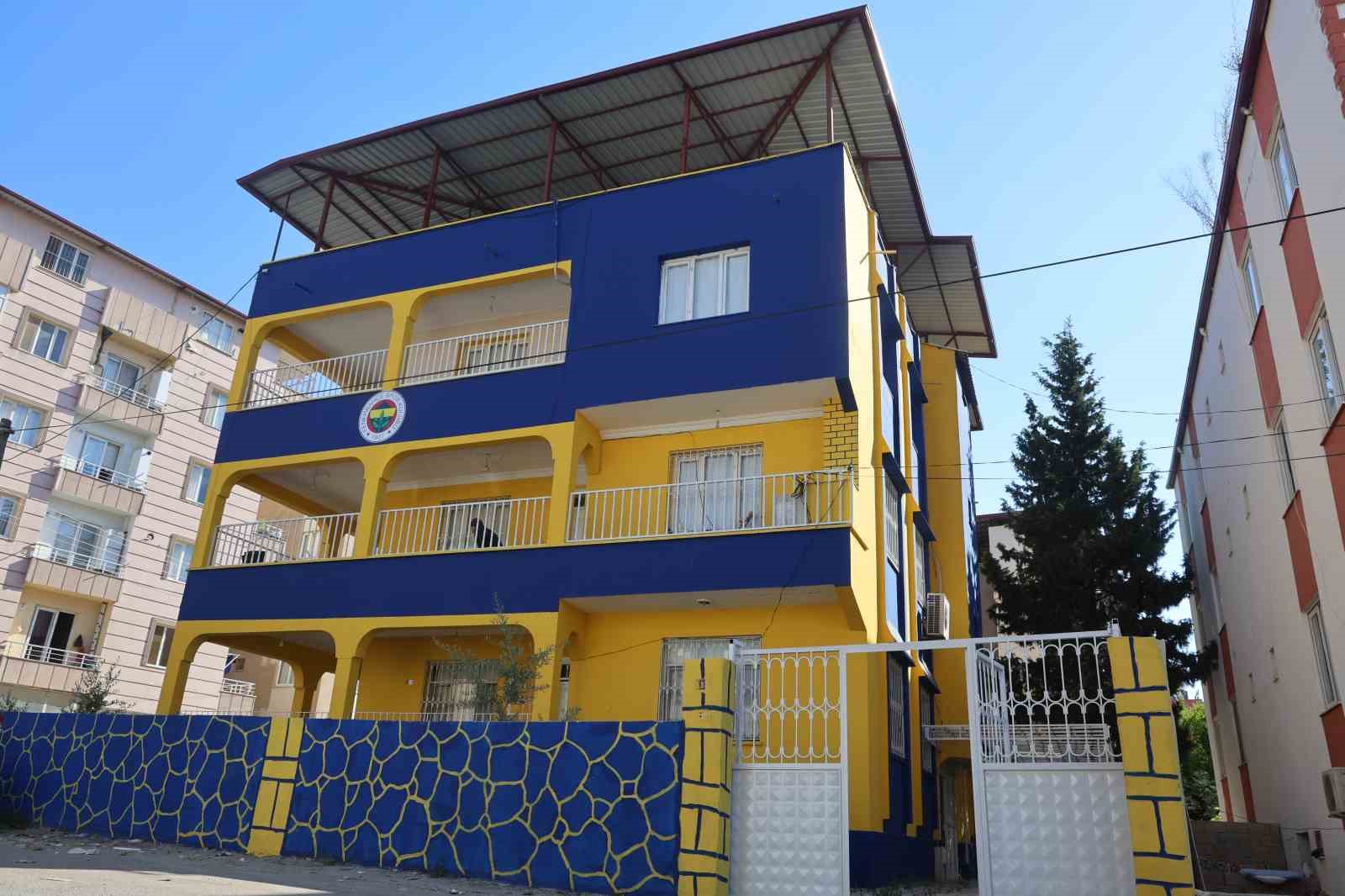 Fanatik ailenin sarı laciverte boyatıp, amblem koydurduğu ‘Fenerbahçeli ev’ simge haline geldi
