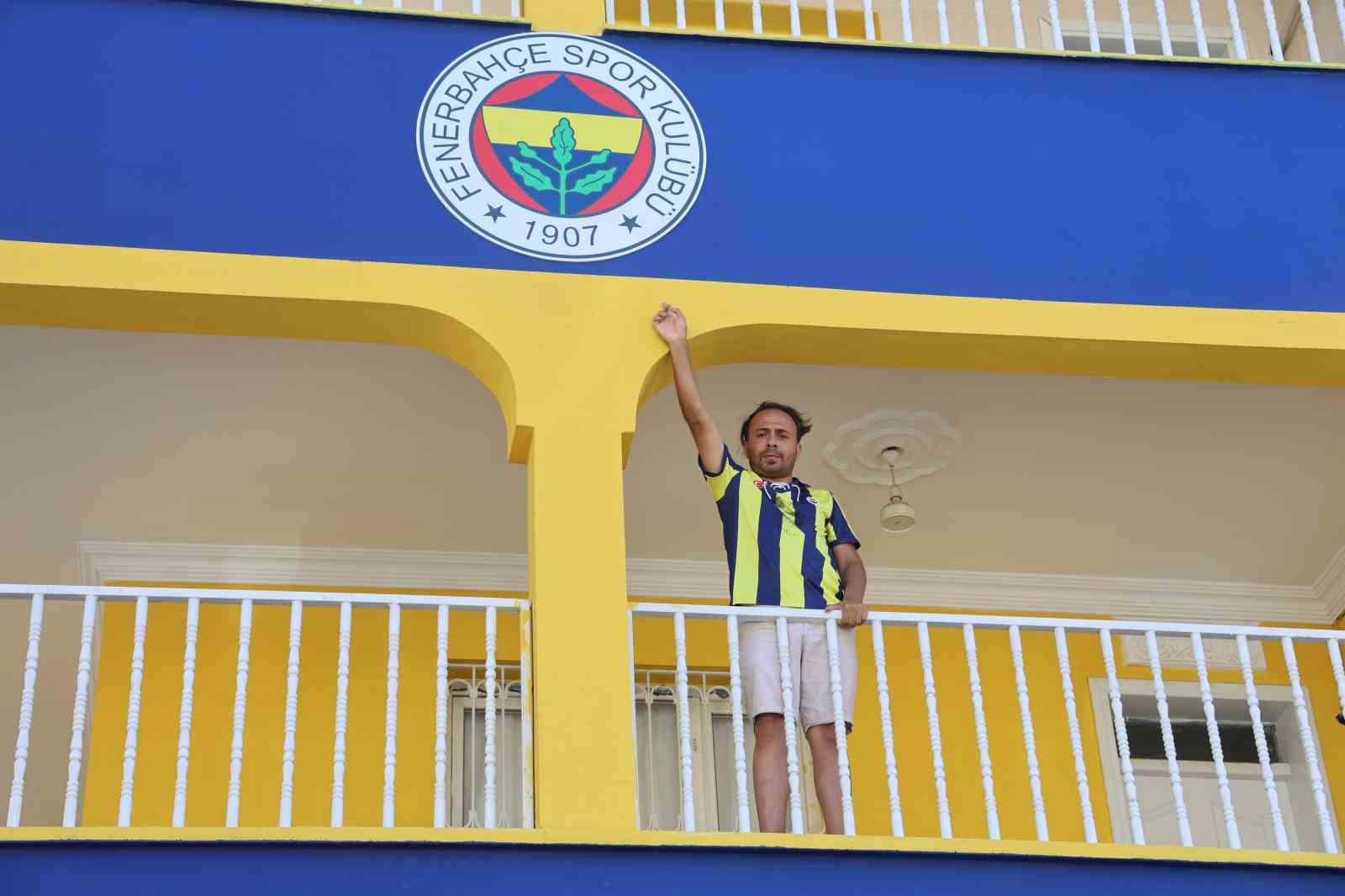 Fanatik ailenin sarı laciverte boyatıp, amblem koydurduğu ‘Fenerbahçeli ev’ simge haline geldi