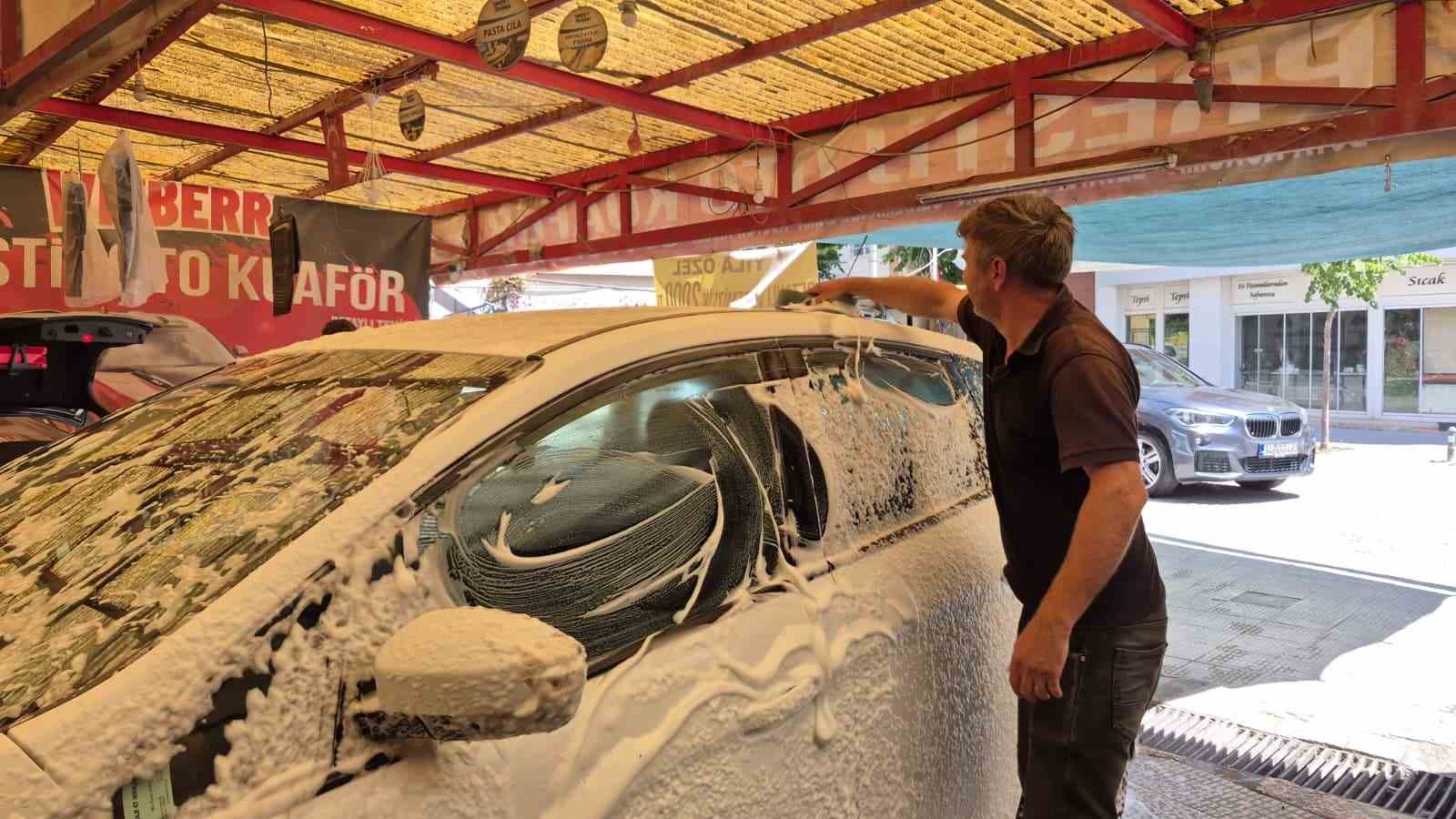 Oto yıkamacılar işlerinin daha da açılması için gurbetçileri bekliyor