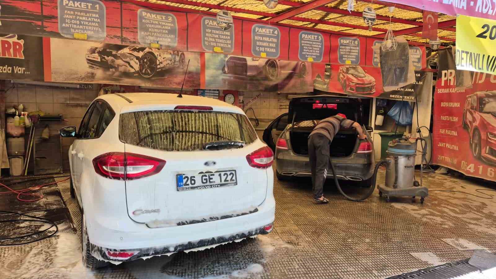 Oto yıkamacılar işlerinin daha da açılması için gurbetçileri bekliyor