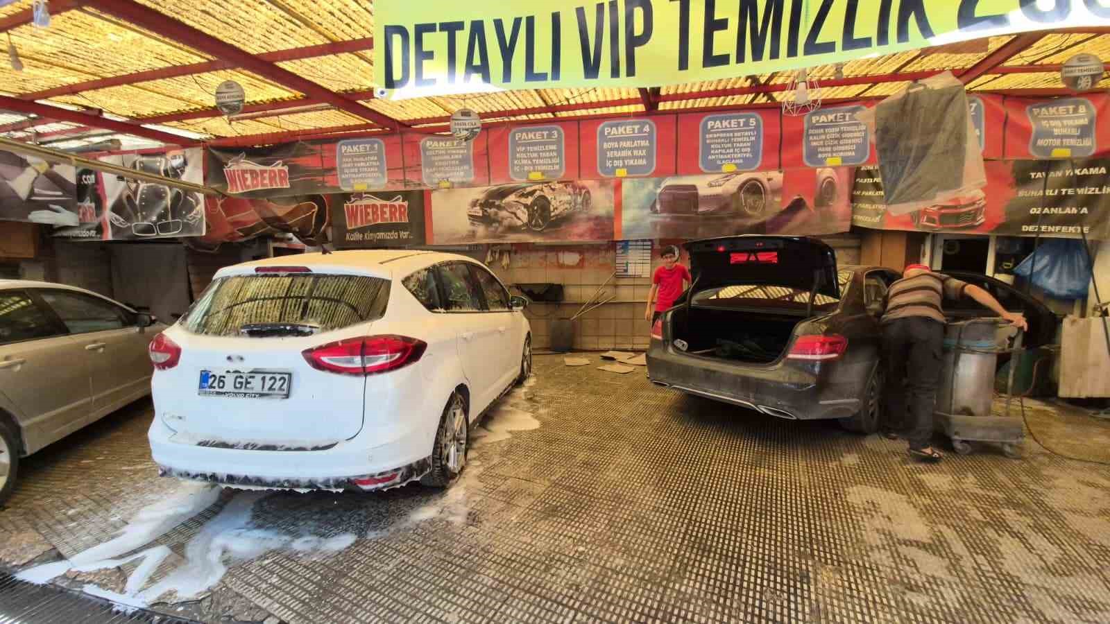 Oto yıkamacılar işlerinin daha da açılması için gurbetçileri bekliyor