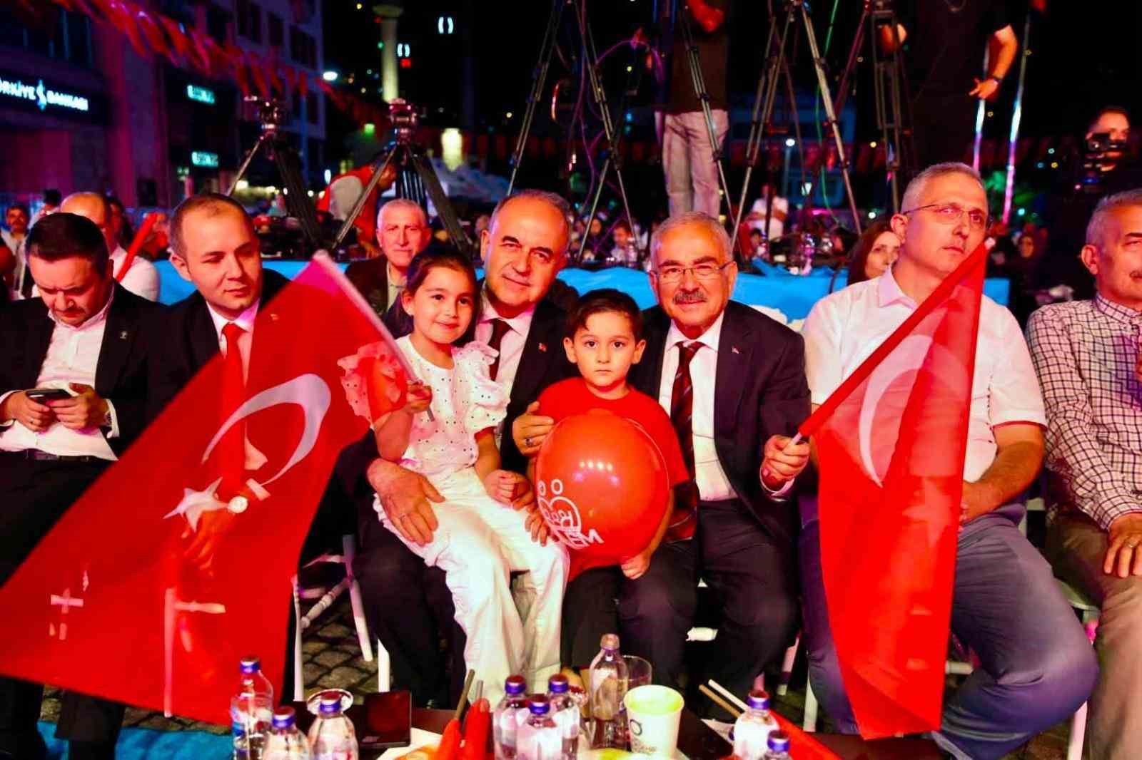 Ordu meydana sığmadı