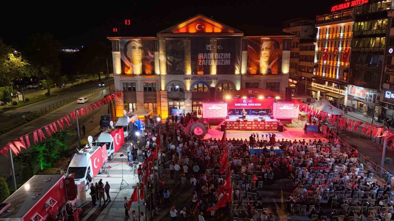 Ordu meydana sığmadı