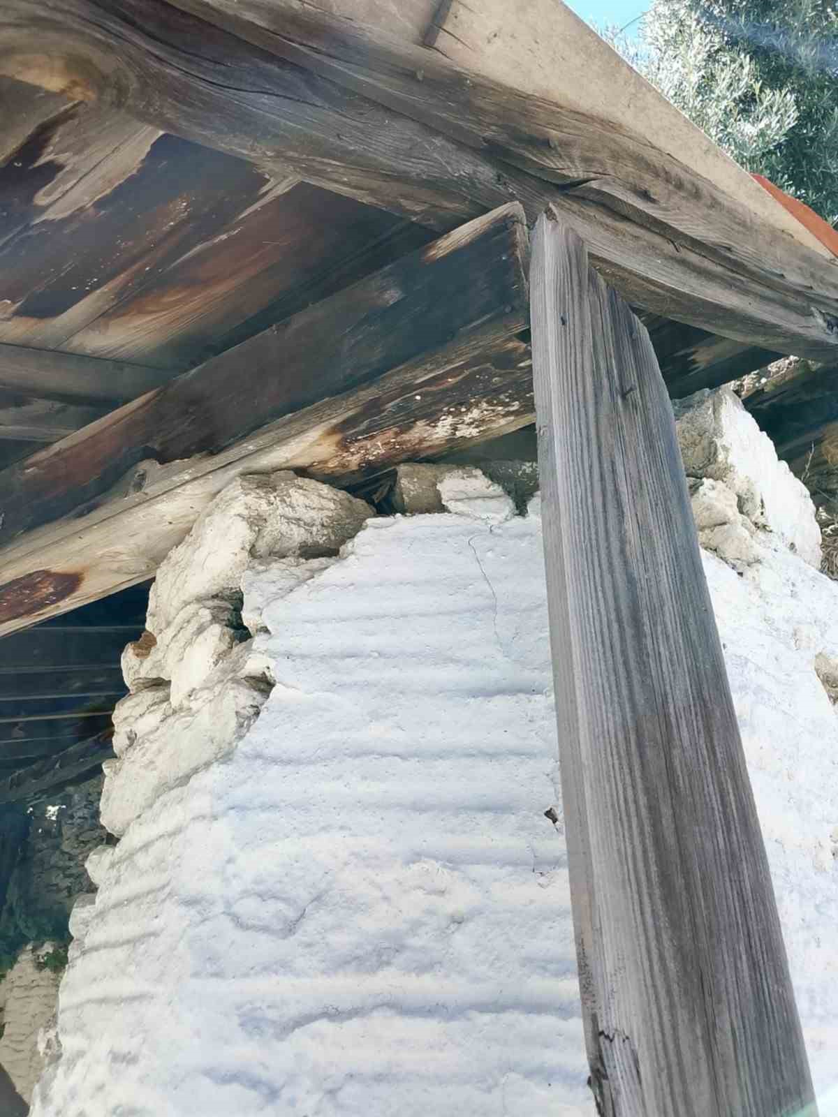 Tarihi çeşmenin çatısı tehlike altında