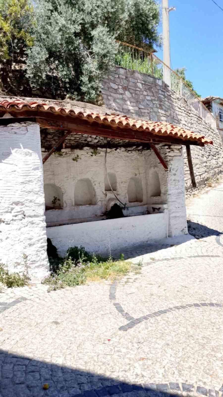 Tarihi çeşmenin çatısı tehlike altında