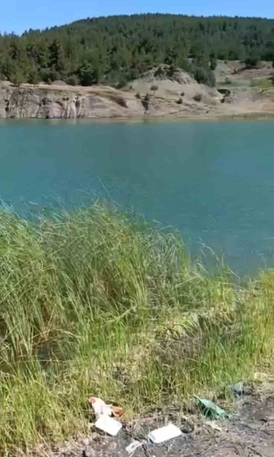 Gölet kenarlarına atılan çöpler tepki topluyor