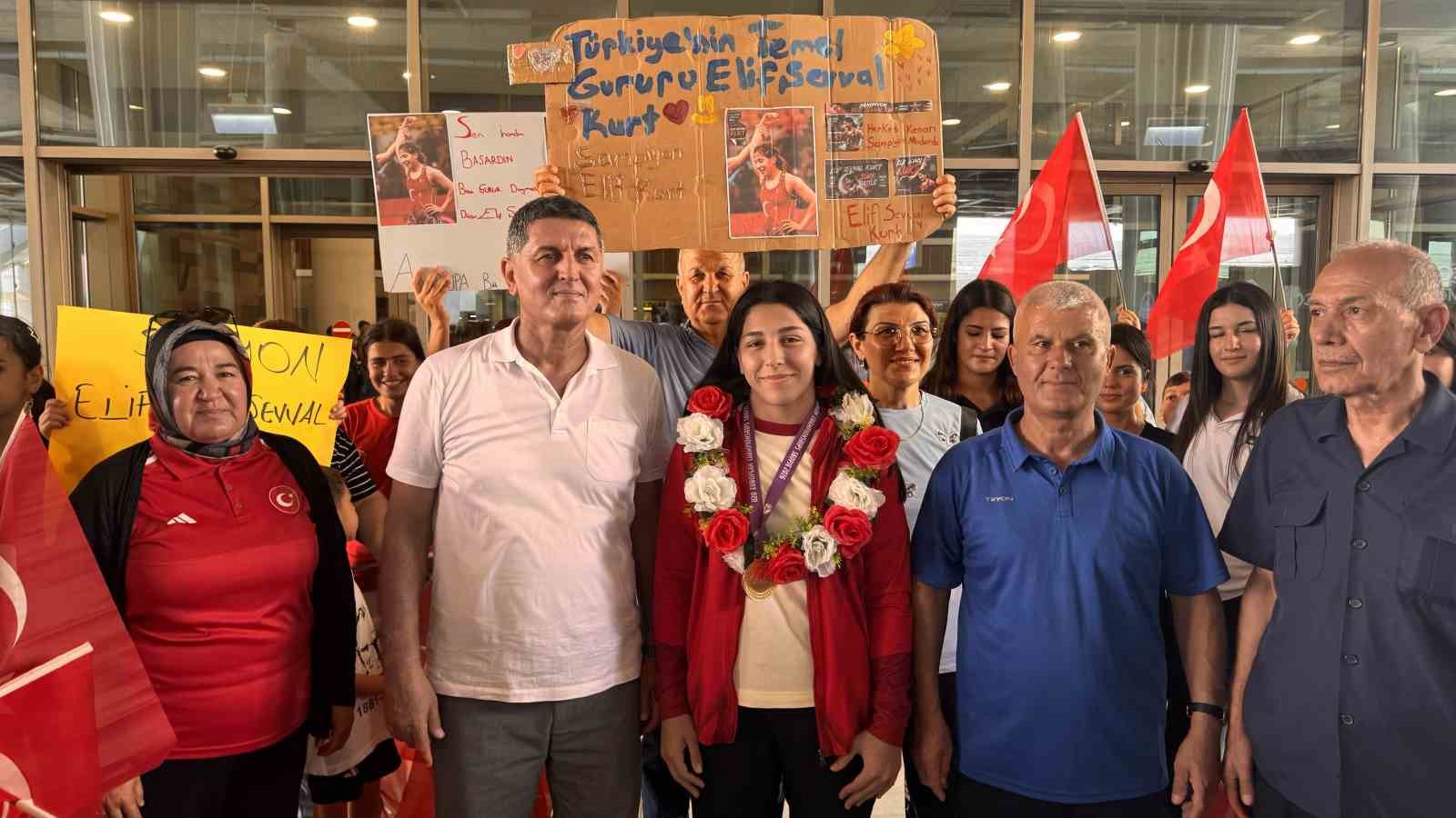 Şampiyon güreşçi memleketinde davul zurnayla karşılandı