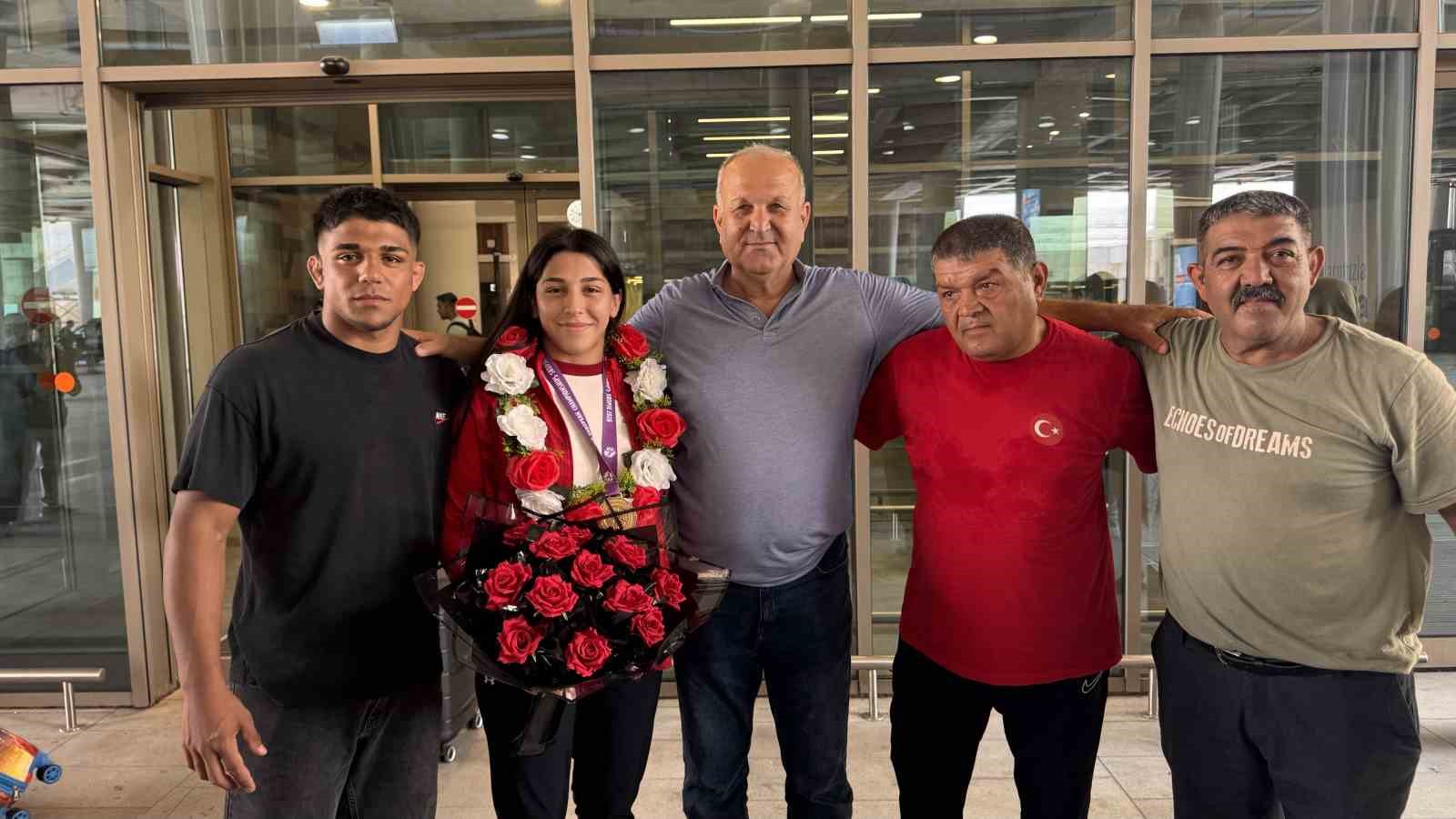 Şampiyon güreşçi memleketinde davul zurnayla karşılandı