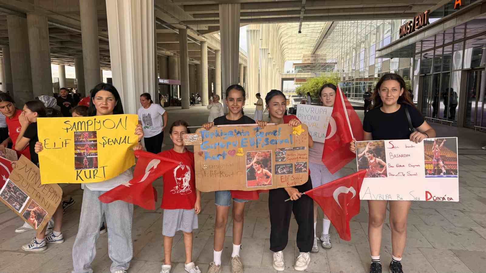 Şampiyon güreşçi memleketinde davul zurnayla karşılandı