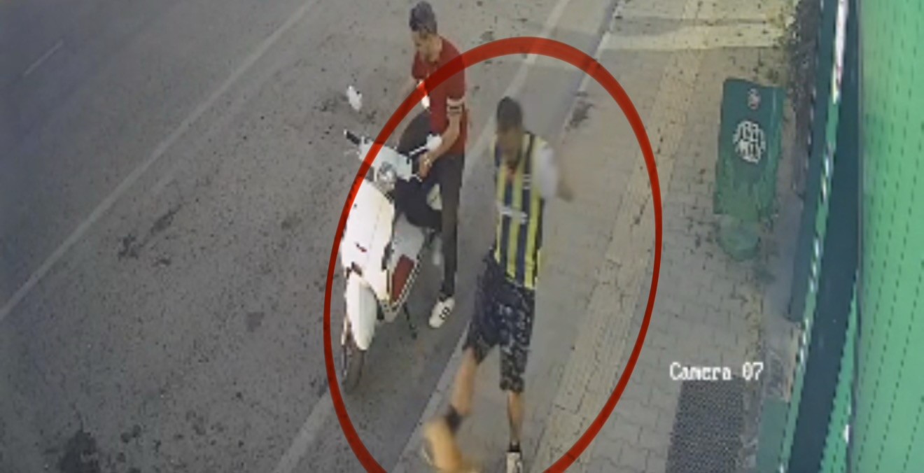 Kediye tekme atarken kameraya yansıyan şahıs yakalandı