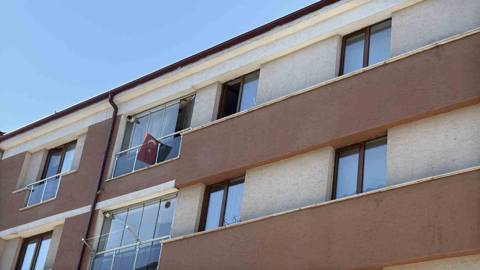 Yayılan kokular nedeniyle eve giren ekipler yaşlı adamın cesedi ile karşılaştı