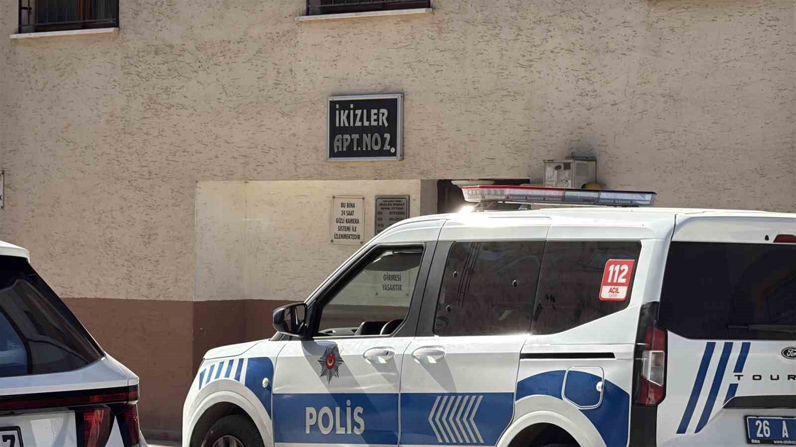 Yayılan kokular nedeniyle eve giren ekipler yaşlı adamın cesedi ile karşılaştı