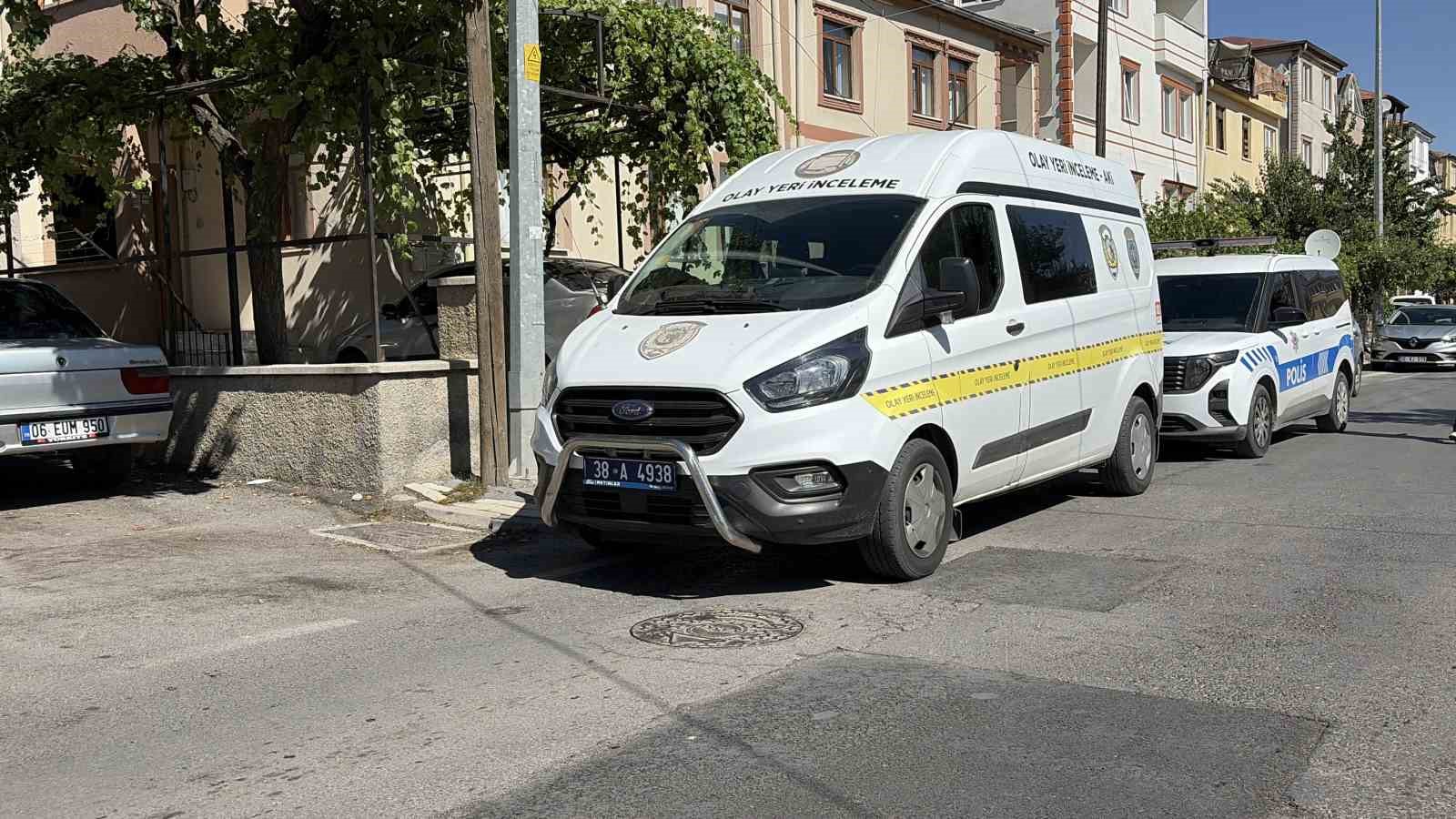 Göğsünden bıçaklanan genç yaralandı
