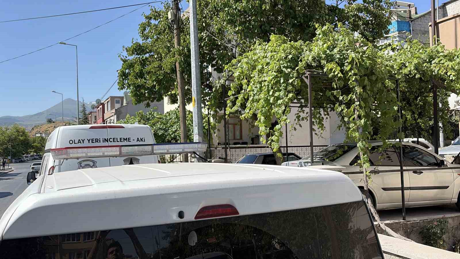 Göğsünden bıçaklanan genç yaralandı