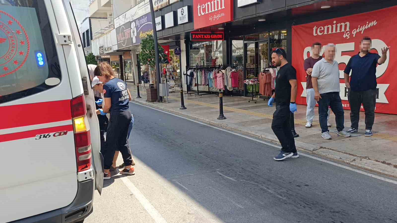 Motosikletiyle yayaya çarptı, trafik ekibini beklemeyip gitti