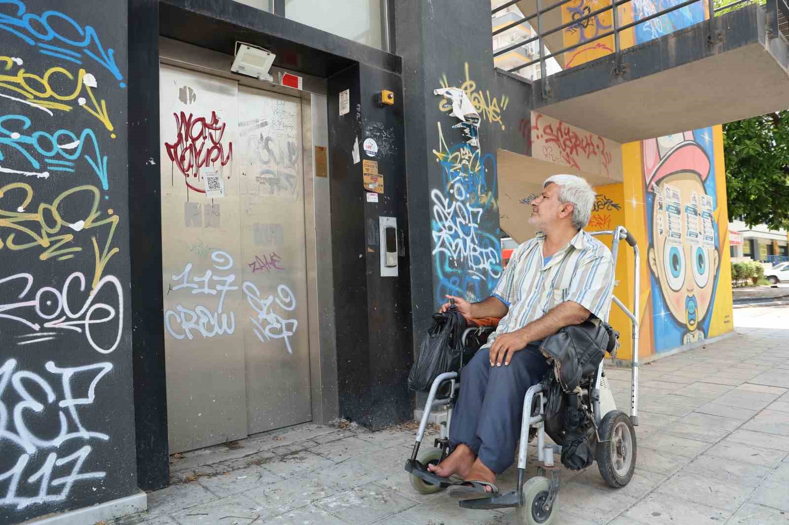 Adana’da milyonluk üst geçitler çürümeye terk edildi