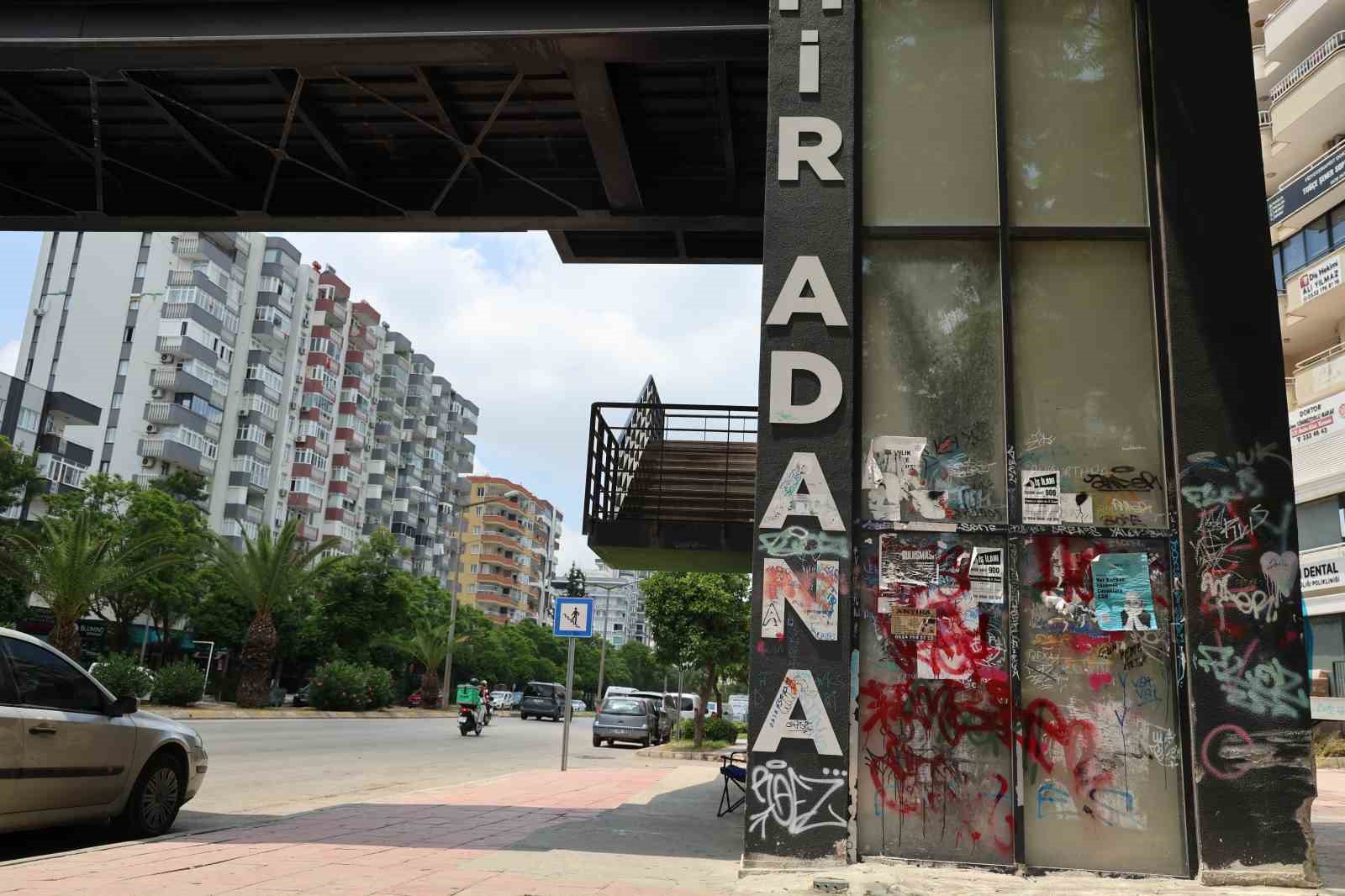 Adana’da milyonluk üst geçitler çürümeye terk edildi