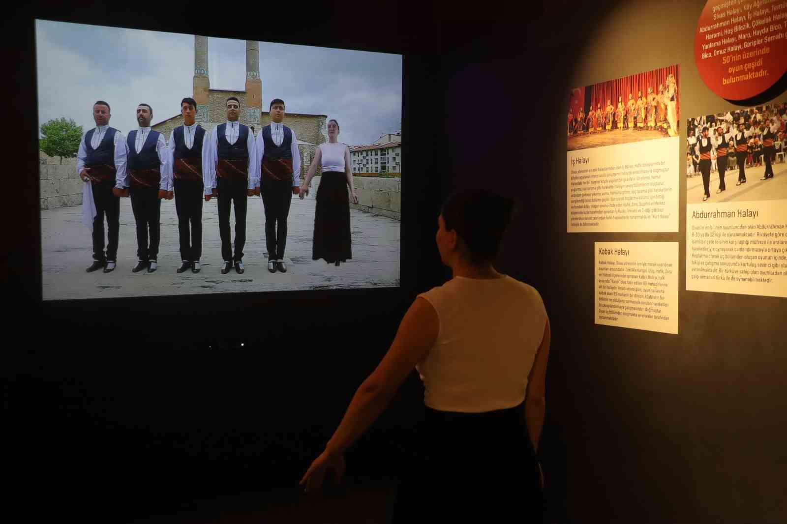 Filmlere konu olan Sivas halayının simülasyonu, turistlerin gözdesi haline geldi