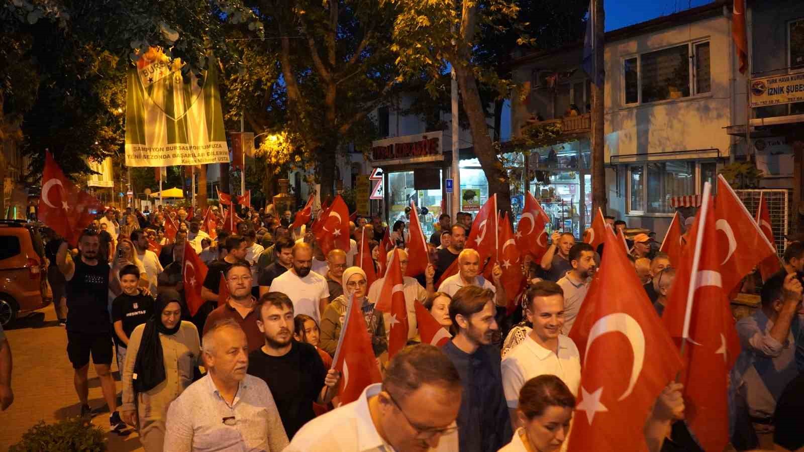 İznikliler meydana akın etti