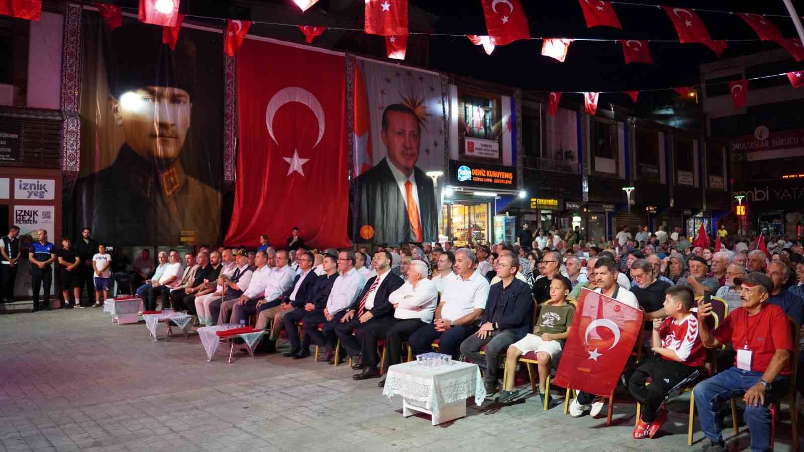 İznikliler meydana akın etti
