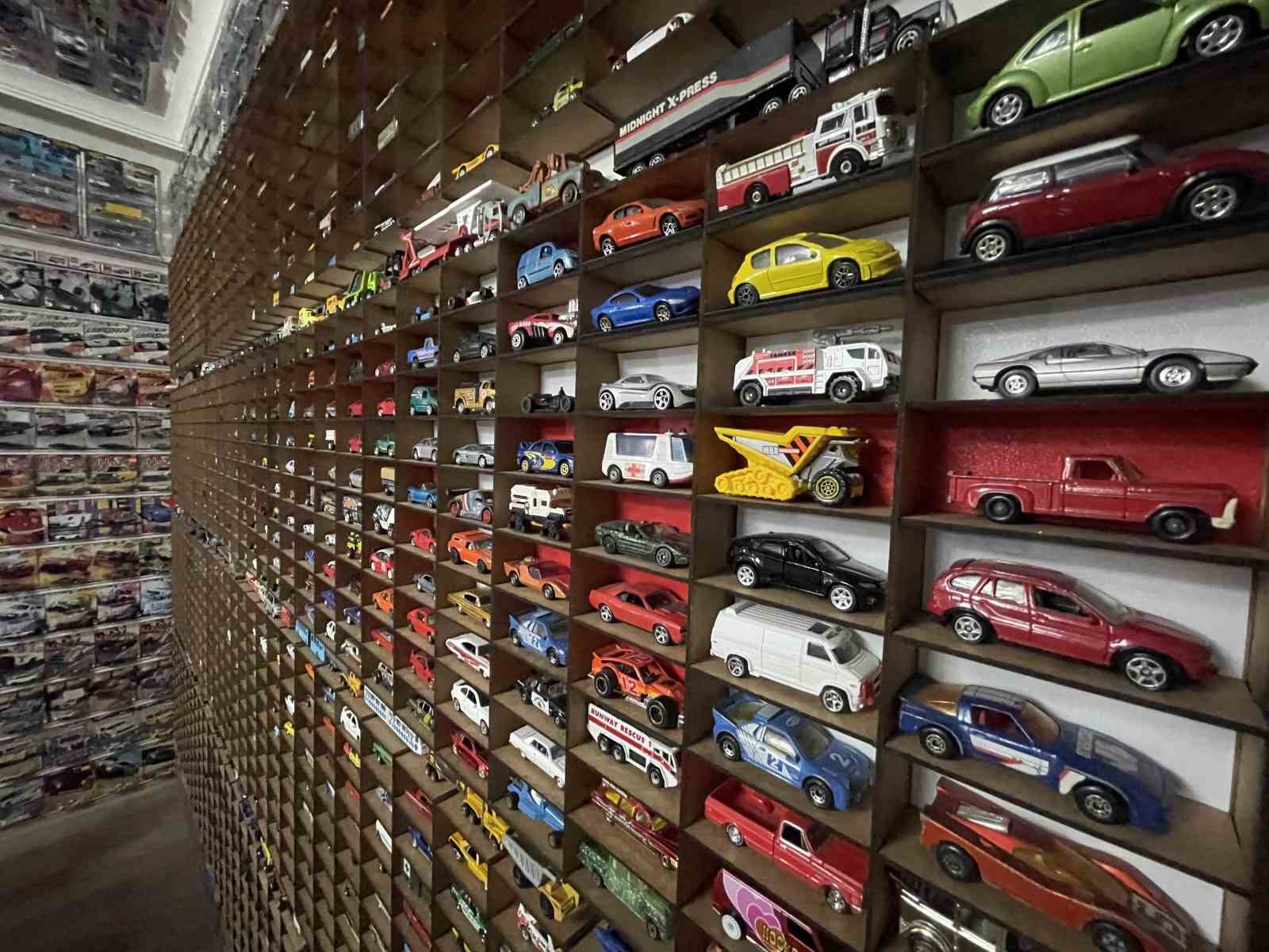 Böylesi görülmedi, evinde 15 bin maket otomobiliyle yaşıyor