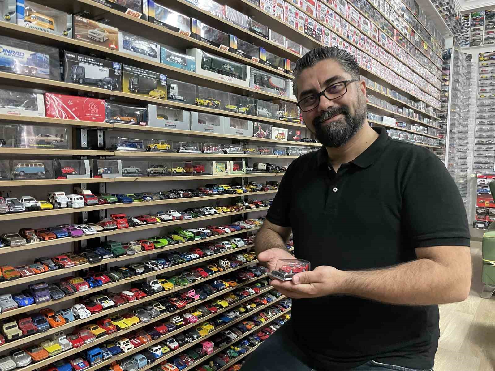 Böylesi görülmedi, evinde 15 bin maket otomobiliyle yaşıyor