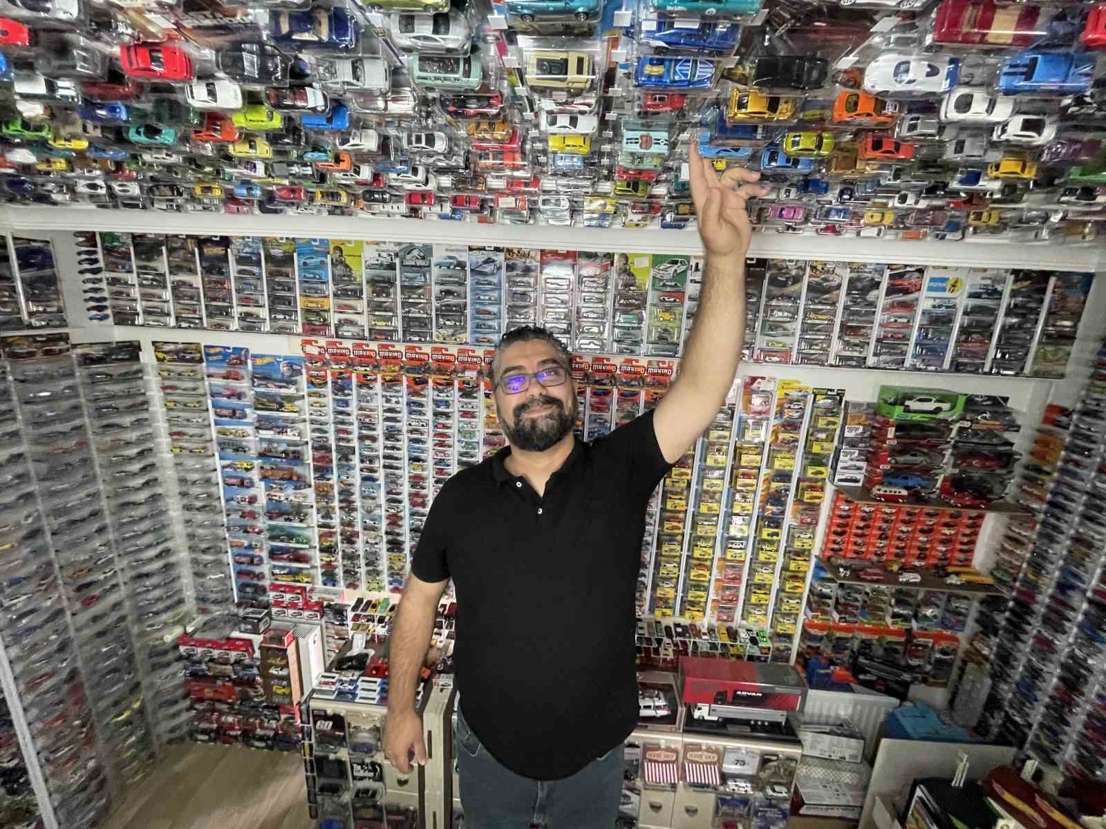 Böylesi görülmedi, evinde 15 bin maket otomobiliyle yaşıyor