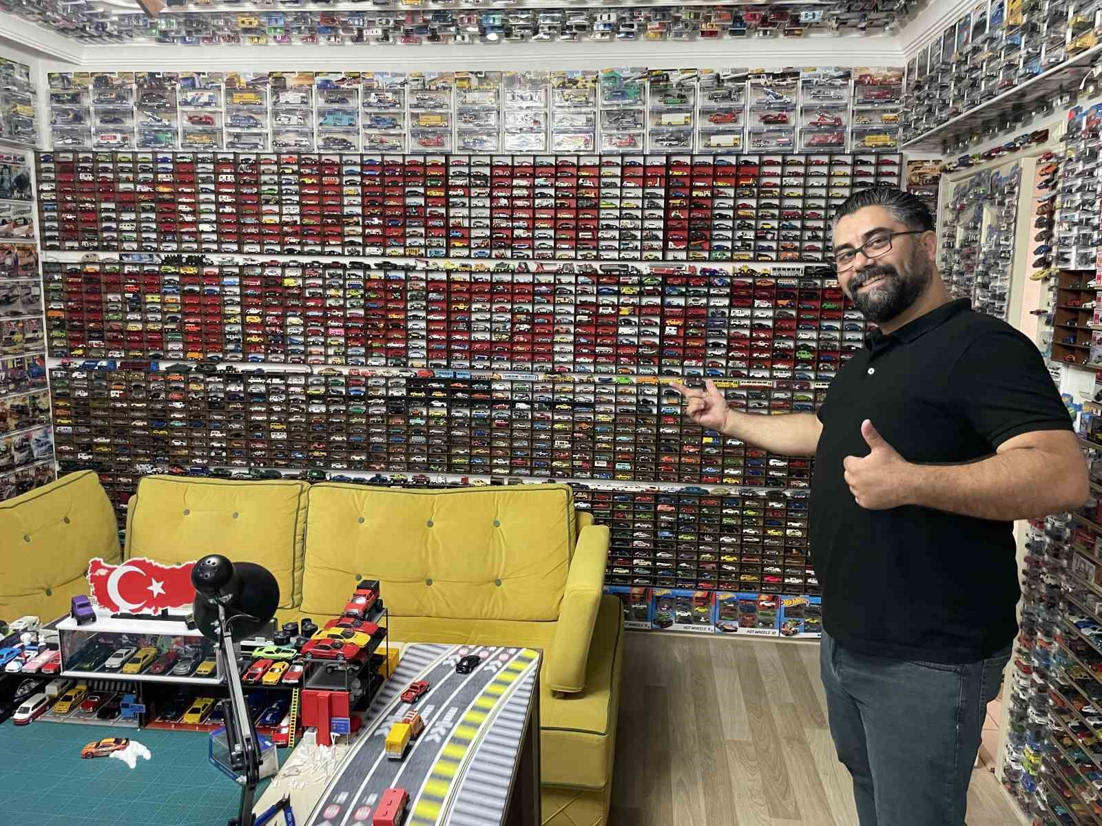 Böylesi görülmedi, evinde 15 bin maket otomobiliyle yaşıyor