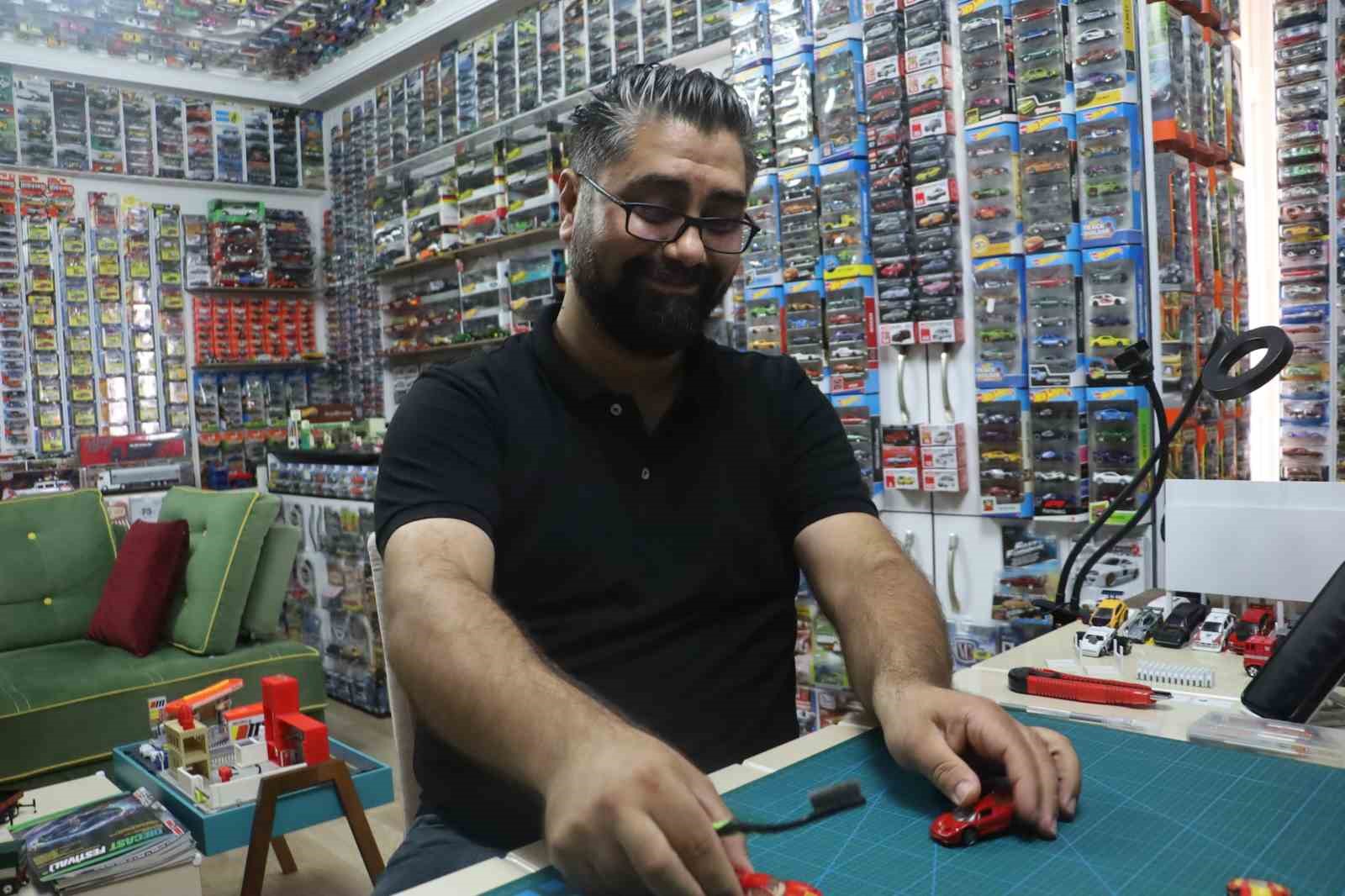 Böylesi görülmedi, evinde 15 bin maket otomobiliyle yaşıyor