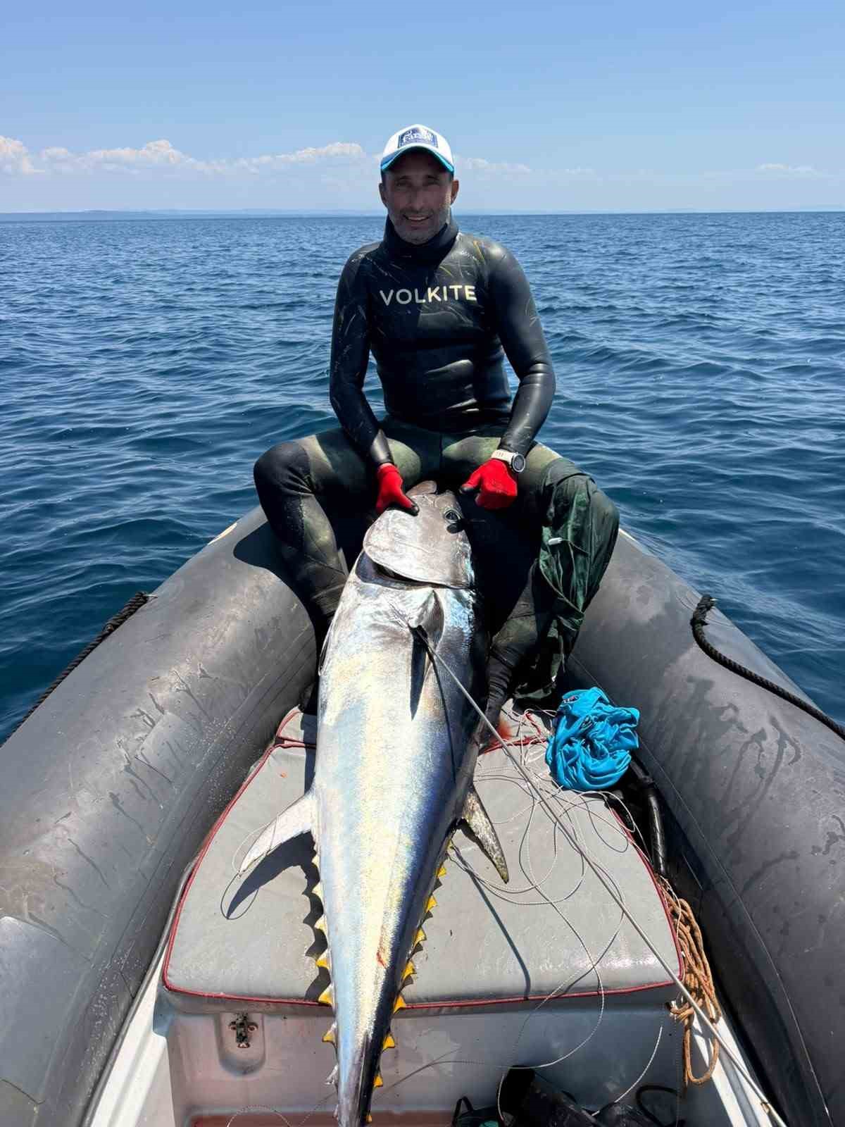 Gökçeada’da sörf eğitmenleri 55 dakikalık mücadelenin ardından 65 kiloluk orkinos yakaladı