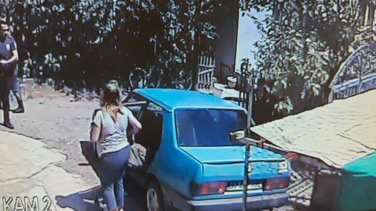 ’Dur’ ihtarına uymayan sürücü, kadınları araçta bırakıp kaçtı