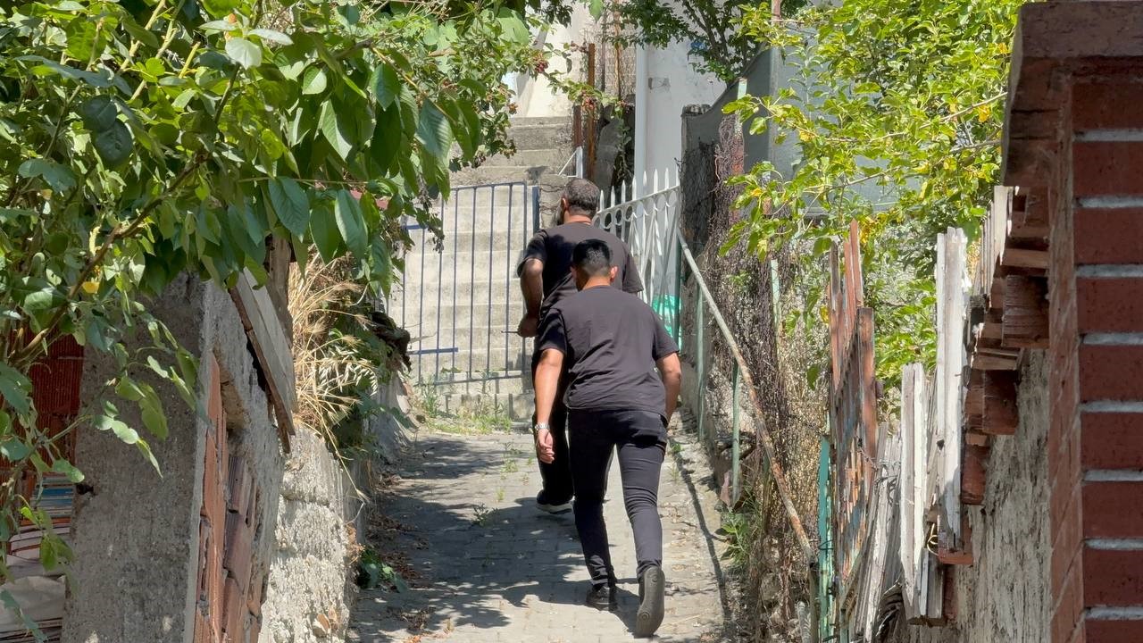 ’Dur’ ihtarına uymayan sürücü, kadınları araçta bırakıp kaçtı