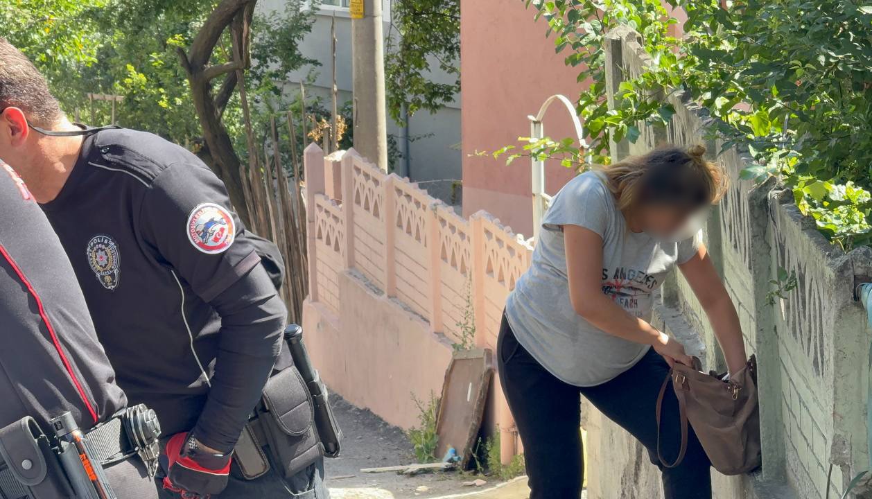 ’Dur’ ihtarına uymayan sürücü, kadınları araçta bırakıp kaçtı