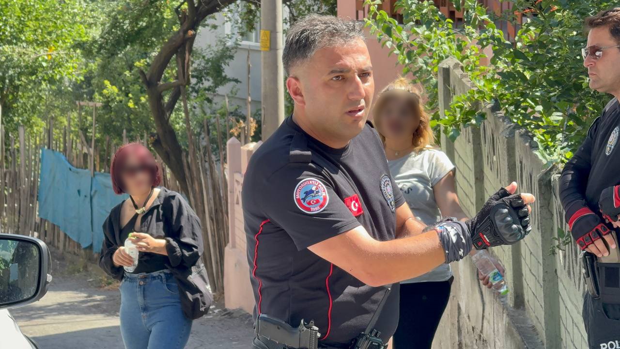 ’Dur’ ihtarına uymayan sürücü, kadınları araçta bırakıp kaçtı