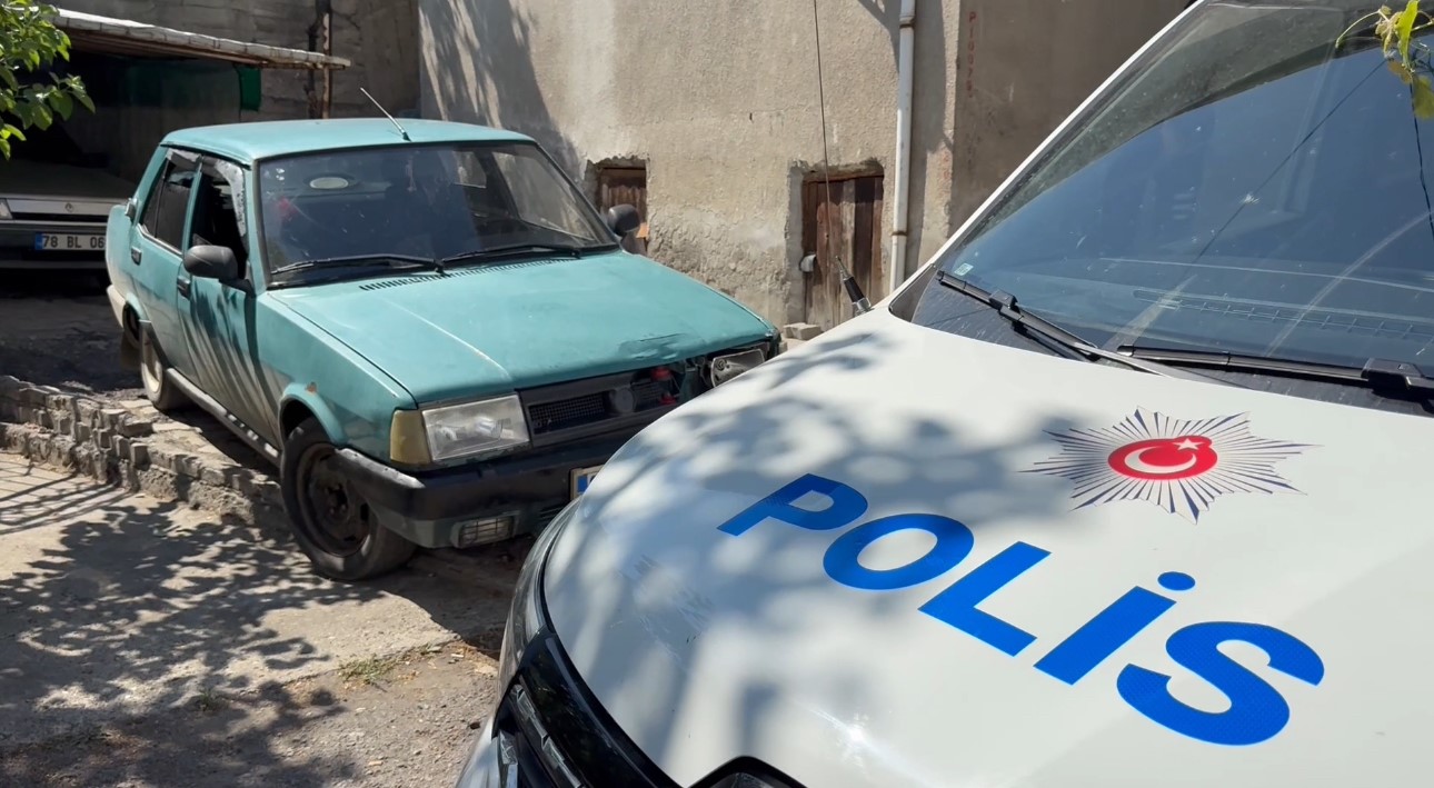 ’Dur’ ihtarına uymayan sürücü, kadınları araçta bırakıp kaçtı