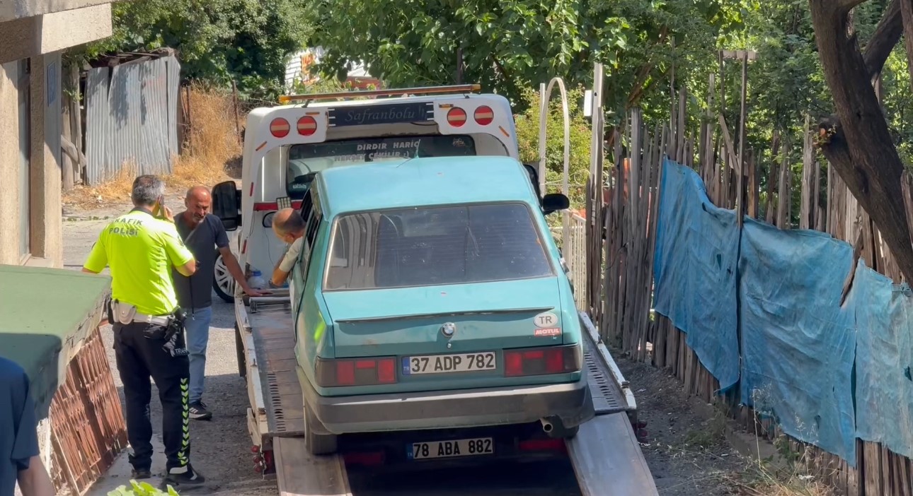 ’Dur’ ihtarına uymayan sürücü, kadınları araçta bırakıp kaçtı