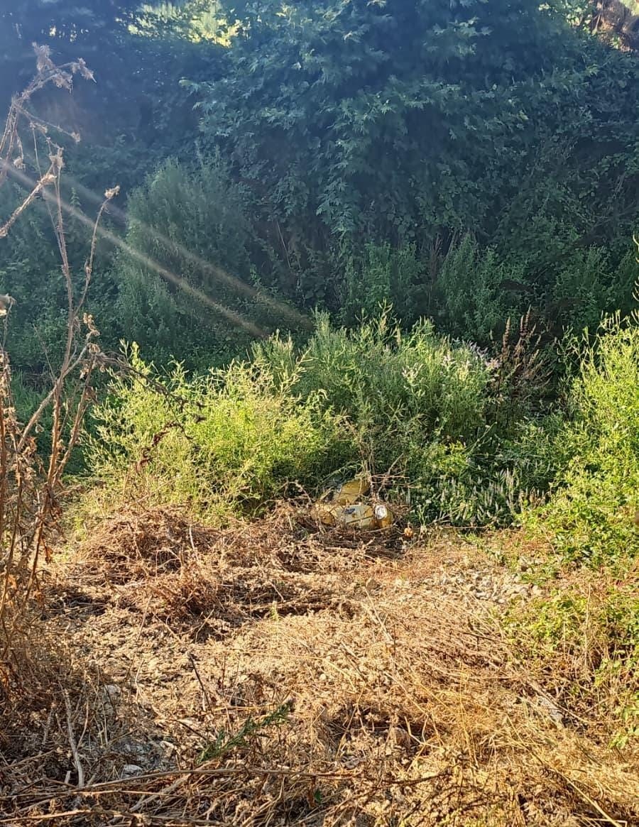 Şarampole yuvarlanan kadın motosikletçi yaralandı
